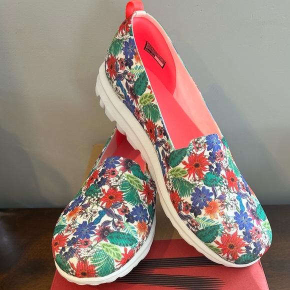Skechers Shoes - Skechers GOwalk Classic Washable Slip-Ons Spring Safari White Floral Size 11 New